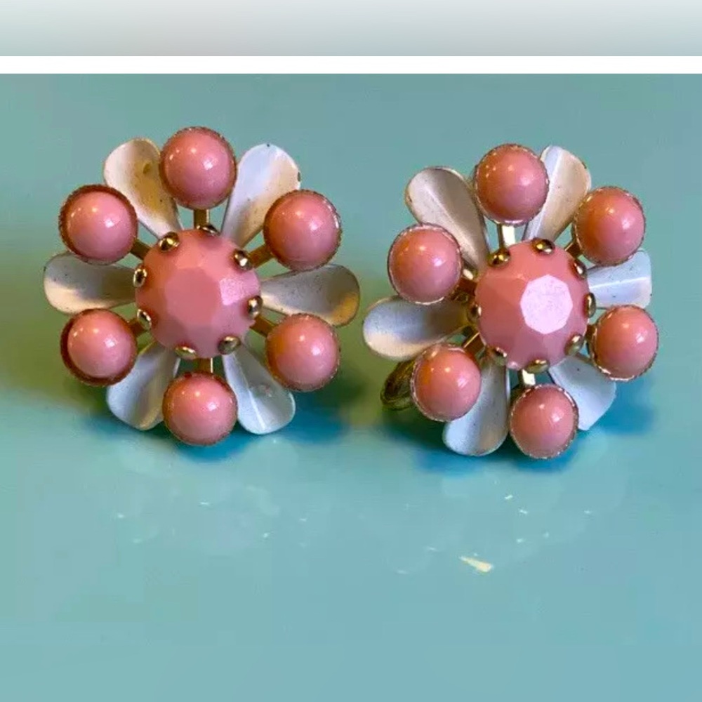 Mid century vintage pink flower screw back earrings